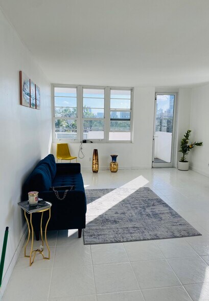 411B - Living Room - 100 Lincoln Rd