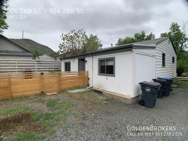 Building Photo - 604 2nd St