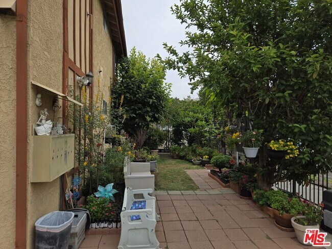 Primary Photo - 1233 Tamarind Ave
