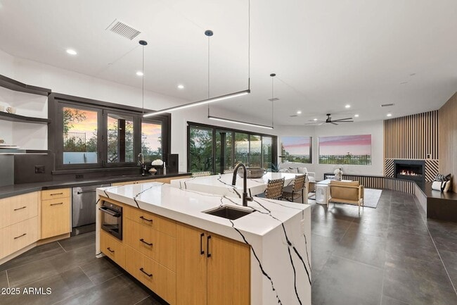 Building Photo - 3135 E Palo Verde Dr