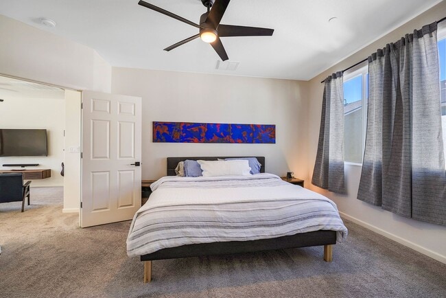 Building Photo - Beautiful 2 story Home for rent in Visalia...
