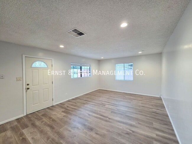 Building Photo - 904 S Kenmore St