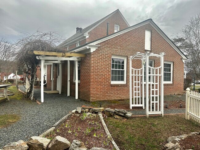 Building Photo - 6 Long Farm Terrace