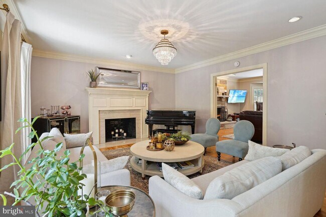 Building Photo - 5 Bed 4.5 Bath - Bethesda len Echo Heights...
