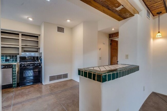Building Photo - Southwest Charm in the Heart of Tucson – D...