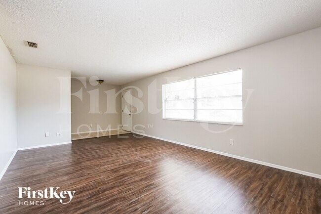 Building Photo - 1701 Freeman Dr