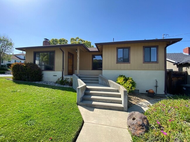 Building Photo - Renovated Single-Family Home on the Penins...