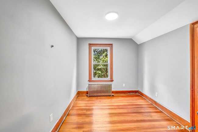 Building Photo - 114 Buckingham St