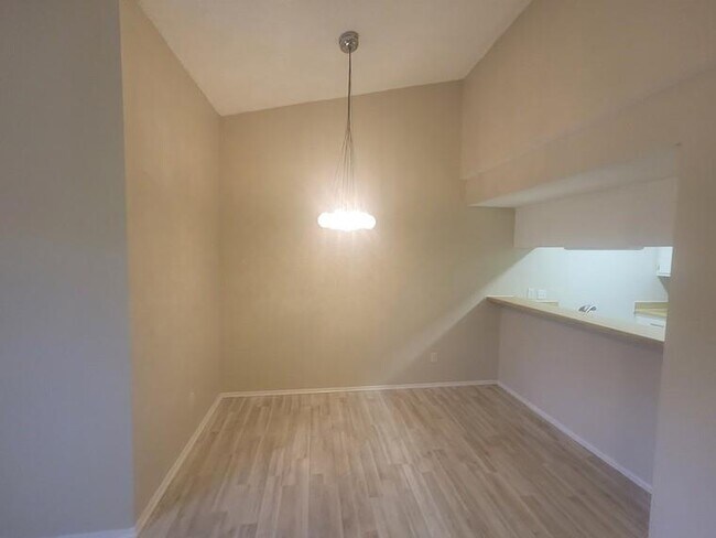 Building Photo - 7076 N Holiday Dr