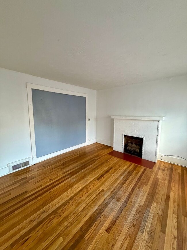 Building Photo - For Rent 4 Bedroom 1 Bath Field Club Row House