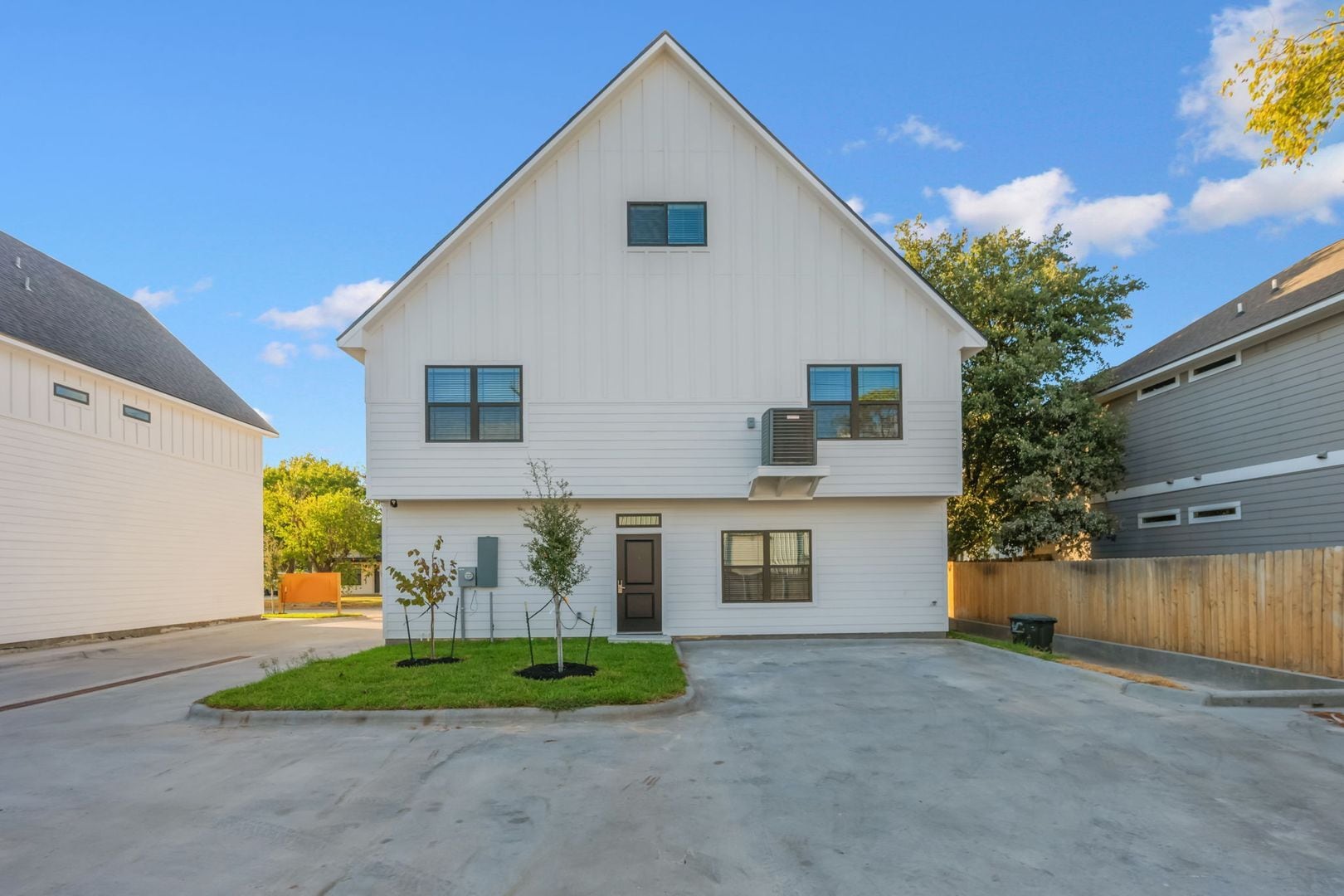 Building Photo - Brand New 6 Bed, 6.5 Bath, 3 Story Townhomes w/ Bonus Room & Balcony!