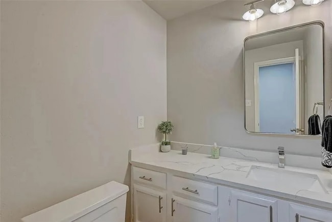Building Photo - Experience comfort and elegance - 2BD/2.5B...