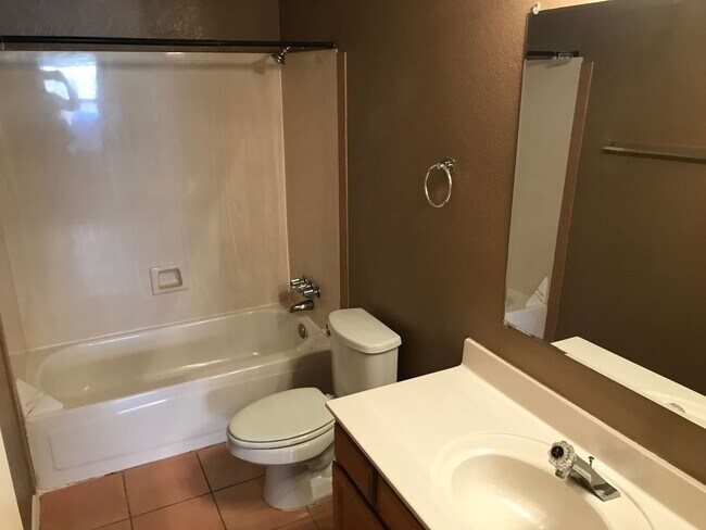 Building Photo - Gilbert 3Bd/2Bth + Den Single Story Home