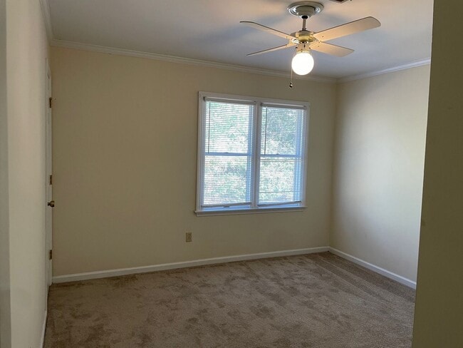 Building Photo - 2 BED, 1.5 BATH TWO STORY TOWNHOME!