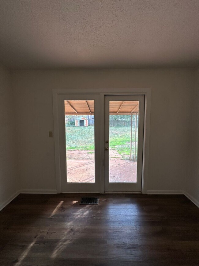 Building Photo - East-side home move-in ready