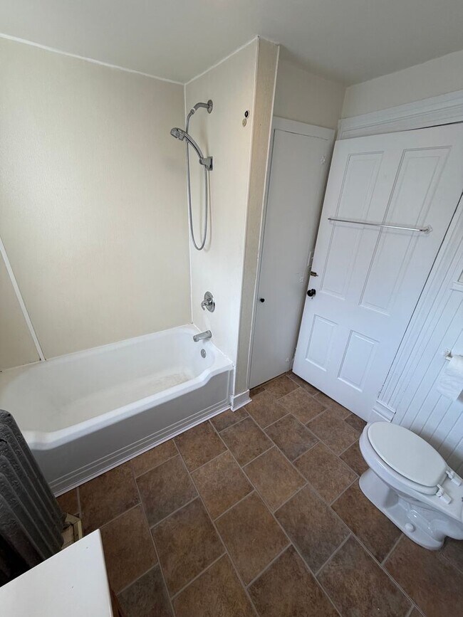 Building Photo - 829 Jackson St