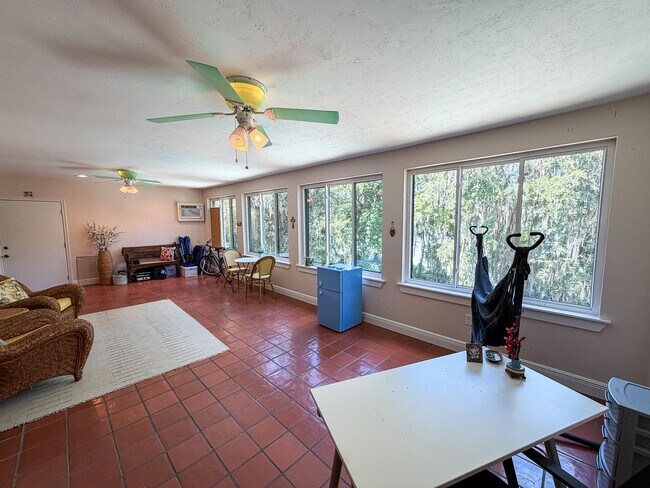 Building Photo - Biven's Lake Estates South #2728