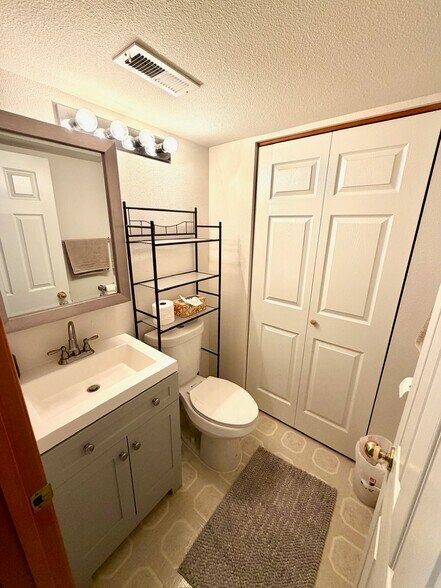 Building Photo - 1321 E Elderberry Cir