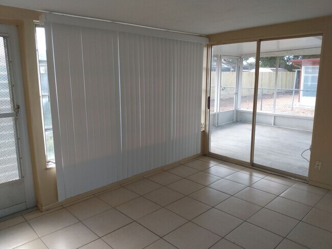 Building Photo - 2 Bed/2 Bath 1200 Sq. Ft. home with BONUS ROOM, indoor laundry & a fenced yard!!