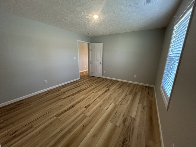 Building Photo - This charming 2-bedroom, 2-bath home is conveniently located directly across from East Elementary...
