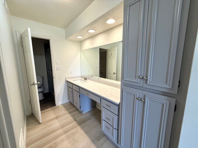 Building Photo - Upgraded townhome by Southgate Golf Course - Small dogs allowed