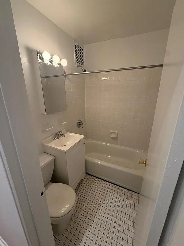 Building Photo - 119 E 83rd St