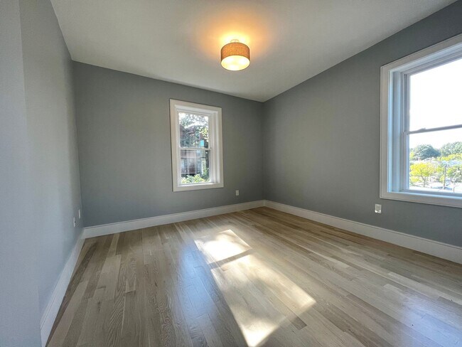 Building Photo - Luxury 4 Bed/2 Bath, LAUNDRY IN-UNIT, Newly Renovated, Private Porch, Washington Square