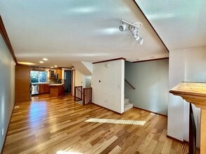 Building Photo - Appealing 2 bed / 1.5 bath townhouse in Greenwood/N Seattle with wood flooring