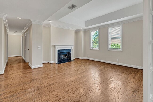 Building Photo - Newly Renovated Condo in The Westende with...