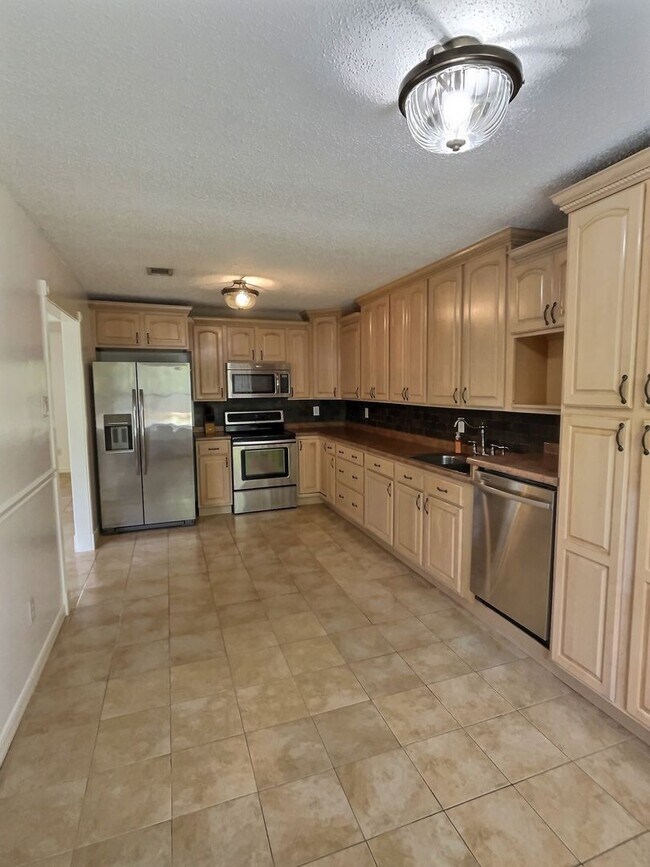 Building Photo - 3-bedroom 2-bathroom home in Vancleave, MS!