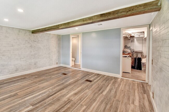 Building Photo - Bluelake Unit 3