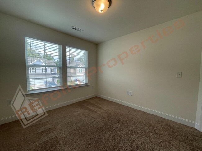 Building Photo - Great news! Get 50% off your first month’s rent when you sign by 12/31/2025! Plus Application fee...