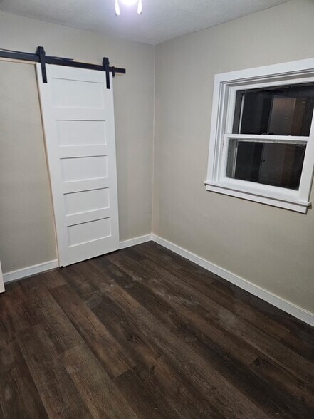 Building Photo - 423 N Pine St