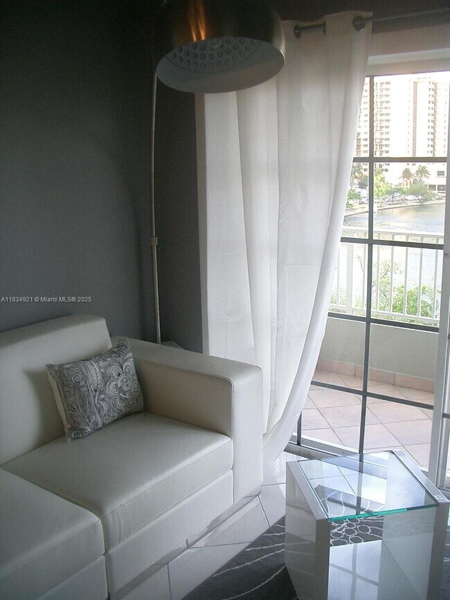 Building Photo - 2600 Collins Ave