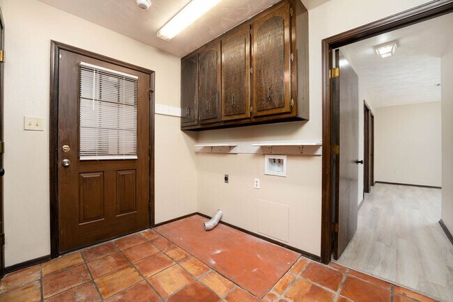 Building Photo - Clean and Spacious Duplex