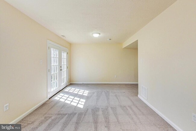 Building Photo - 906 West Side Dr