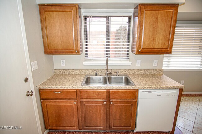 Building Photo - 5125 Round Rock Dr