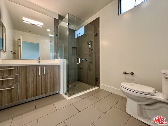 Building Photo - 1232 Kings Rd