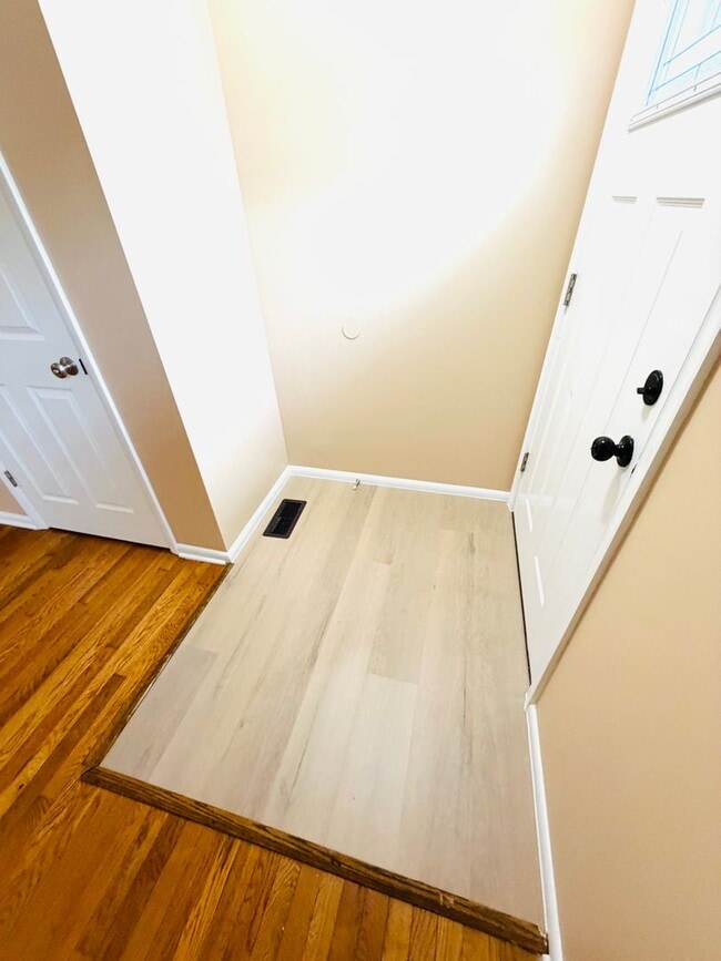 Building Photo - Edgewood 2 Bedroom End of Group For Rent!