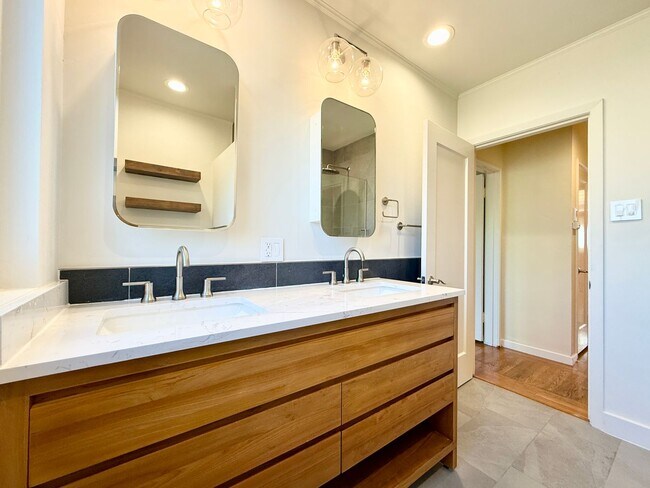 Building Photo - Beautifully Renovated Single-Family Home i...