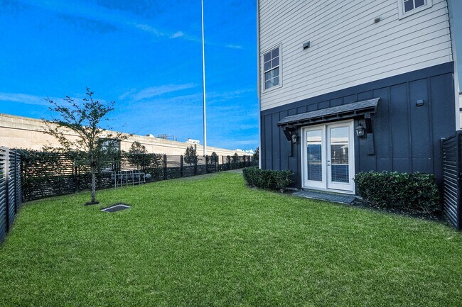 Building Photo - 826 Cage St