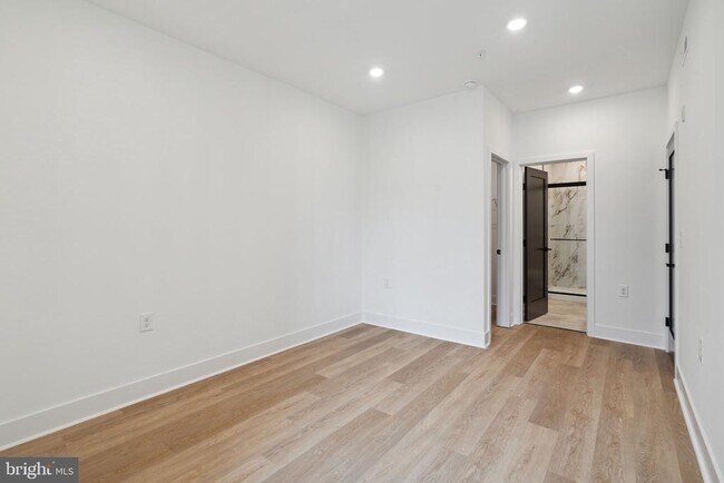 Building Photo - 1419 W Grange Ave