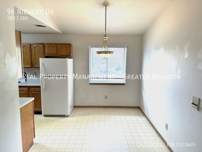 Building Photo - Large 3 bedroom with 2 full baths and an a...