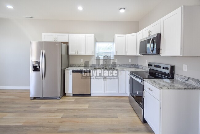 Building Photo - 2809 E Riverside Dr