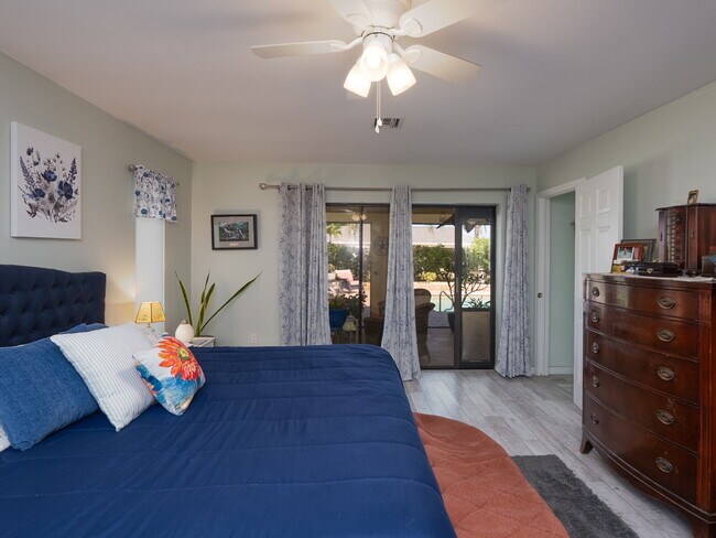 Building Photo - "Spacious 3-Bed Sanctuary with 3.5 Baths in Charming Port Charlotte!"