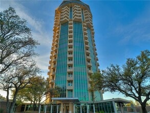 Building Photo - Luxury 2 Bed 2.5 Bath Condo in Central OKC