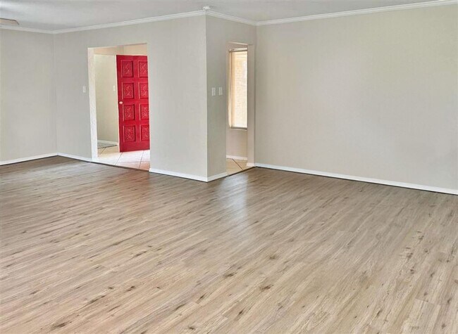 Building Photo - 2317 NE Village Dr