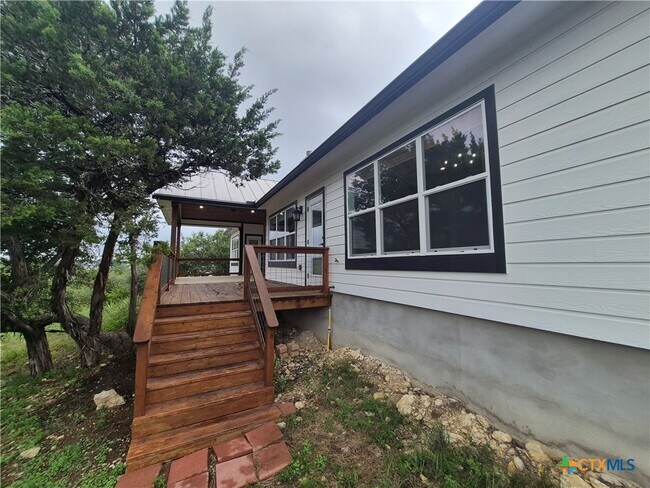 Building Photo - 427 Primrose Path