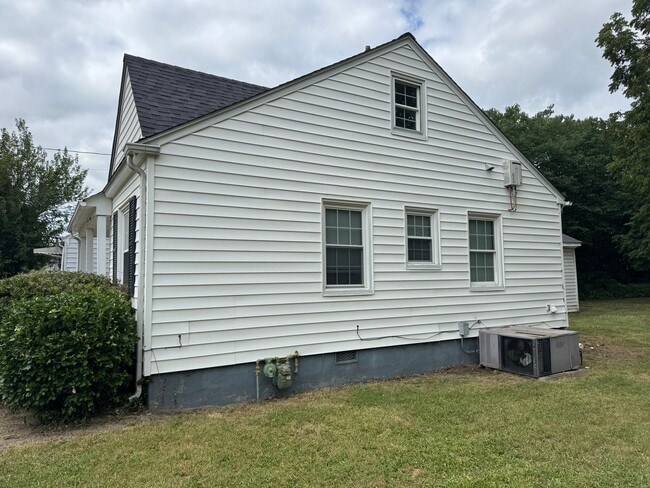 Building Photo - Newly updated 3 bedroom 1 bath with hardwo...
