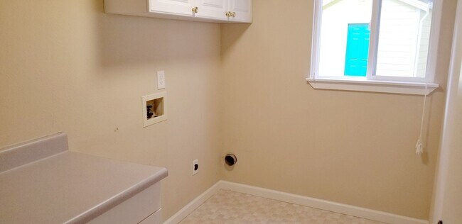 Building Photo - 4 bedroom plus den, living room and family room. North Thurston School Disctrict.